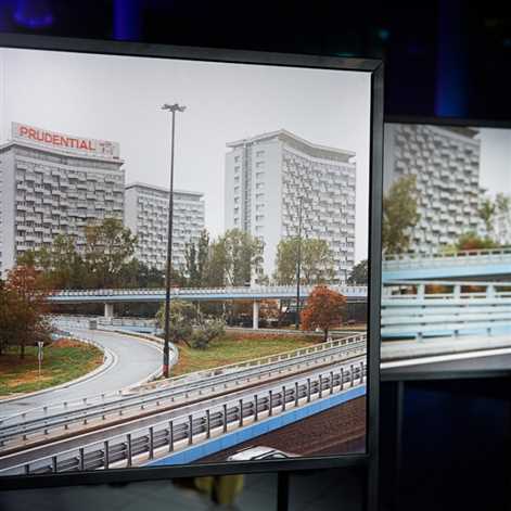 Wernisaż "Miasto jako wystawa architektury" w nowym salonie DS Automobiles w Warszawie